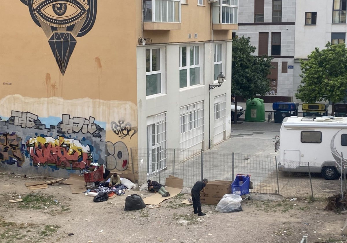Los 'vendimiadores' de la chatarra en Valencia