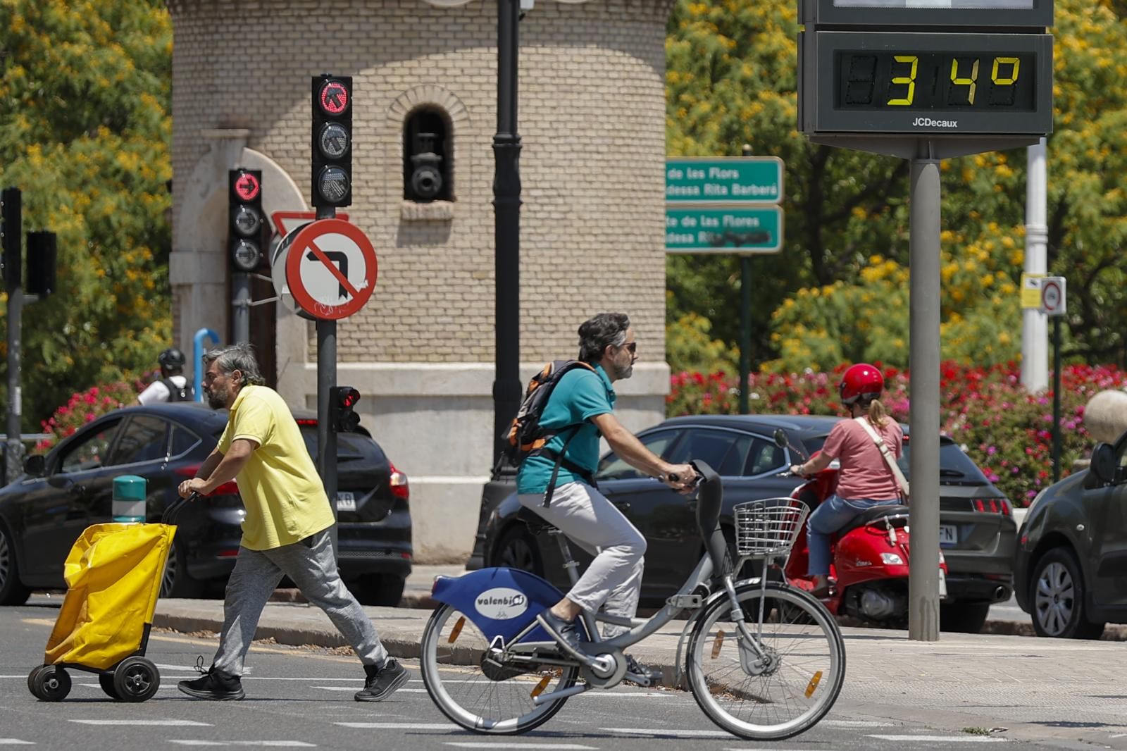 Una persona en bici en Valencia.