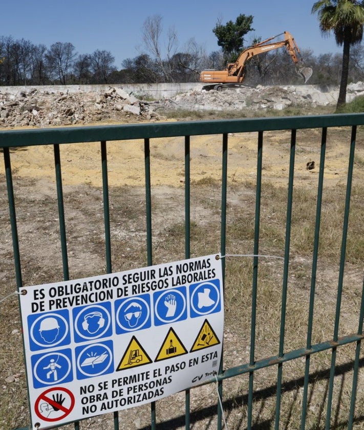 Imagen secundaria 2 - Proceso de derribo de la Venta de Toros, este viernes, en El Saler.