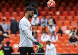 Mamardashvili, durante un calentamiento antes de un partido en Mestalla.
