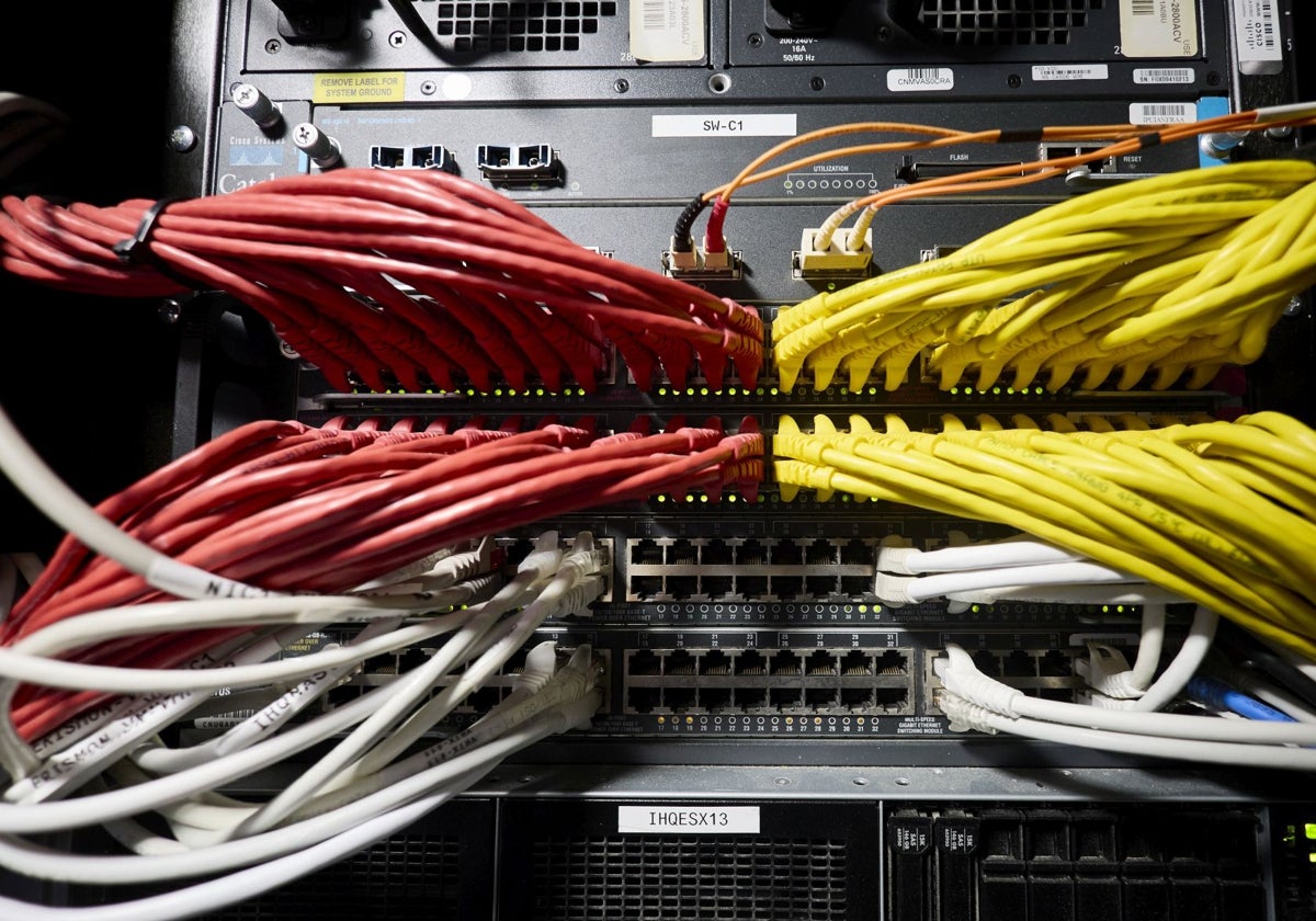 Cables conectados a un servidor.