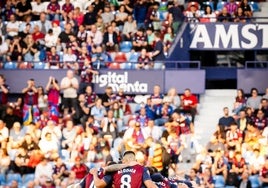 Los jugadores el Levante, antes del partido contra el Albacete.