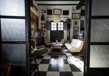 Uno de los salones de elca, la casa de Francisco Brines en Oliva.