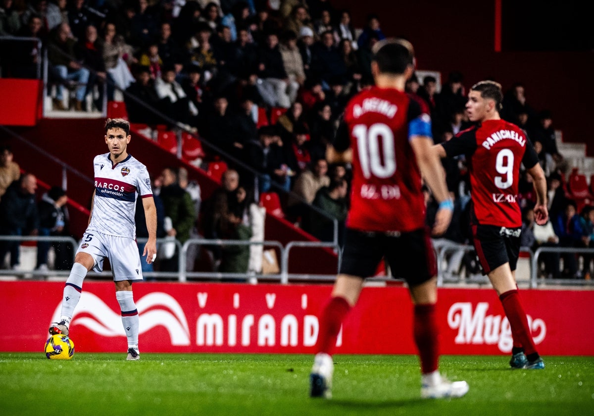 Elgezabal controla un balón, durante el partido contra el Mirandés.