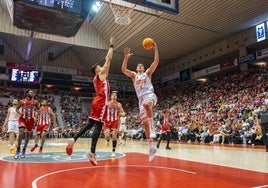Pradilla ataca el aro del Bàsquet Girona.