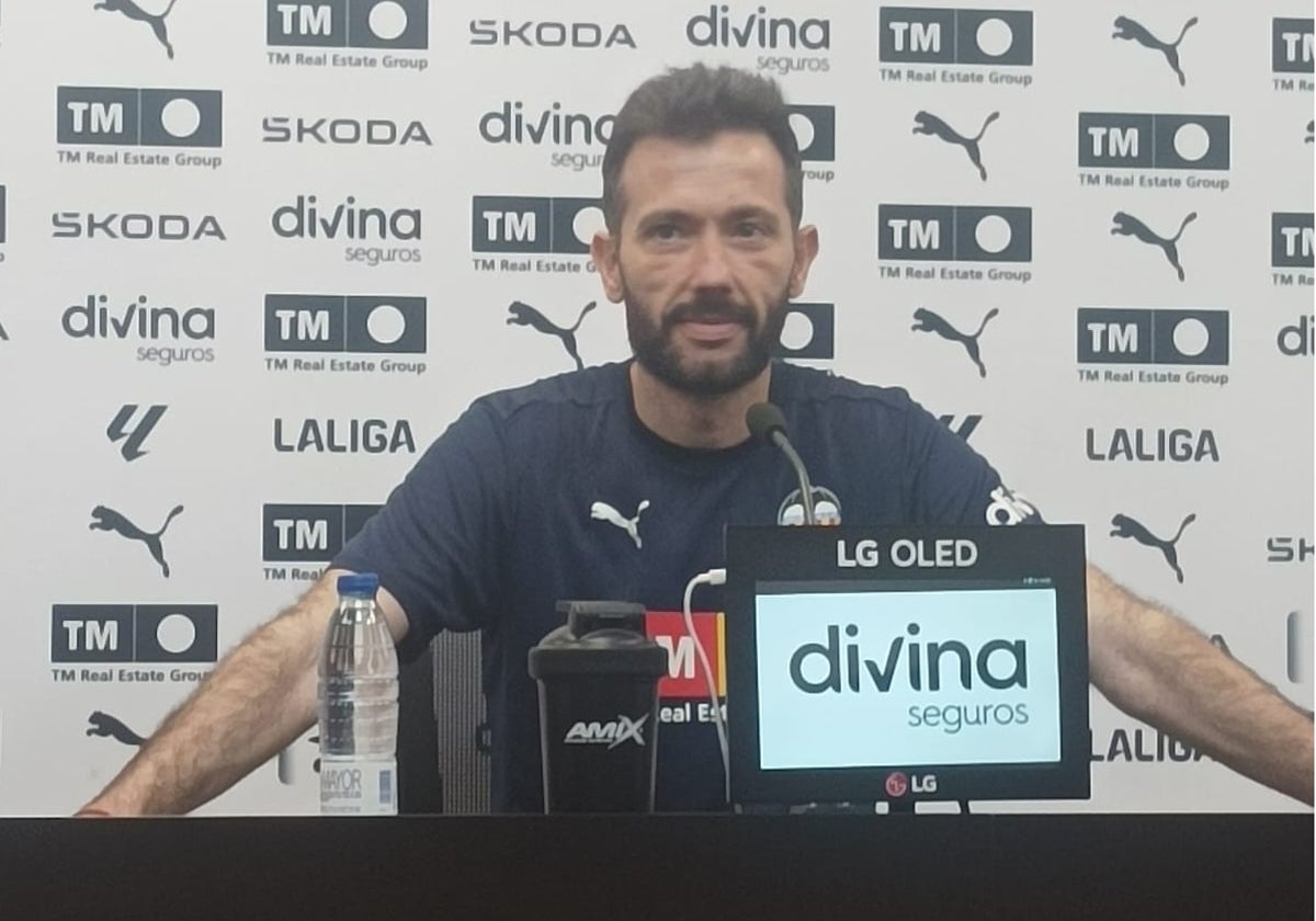 Corberán: «No he visto el documental de Vinícius, pero conozco lo respetuosa que es la afición del Valencia»