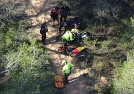 Bomberos y policías prestan auxilio al ciclista herido en Paterna.