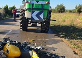 La moto que chocó contra un tractor en Llíria.