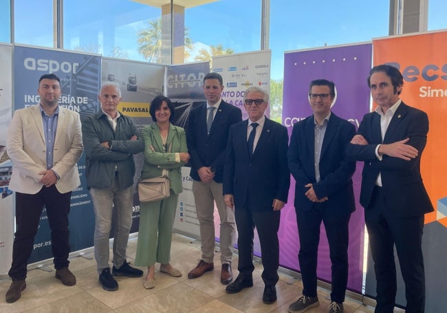 Foto de familia de los decanos de varios colegios.