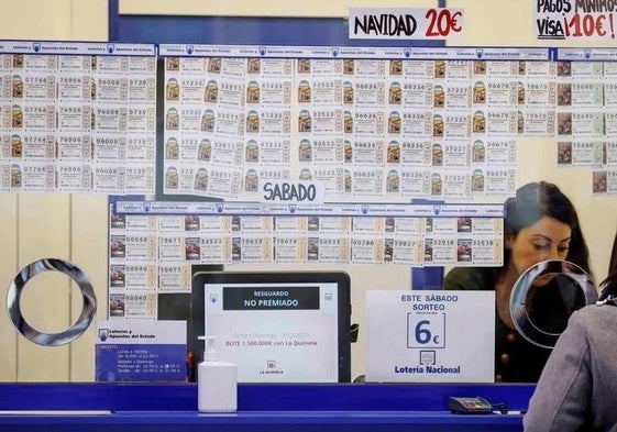 Venta de Lotería en una administración.