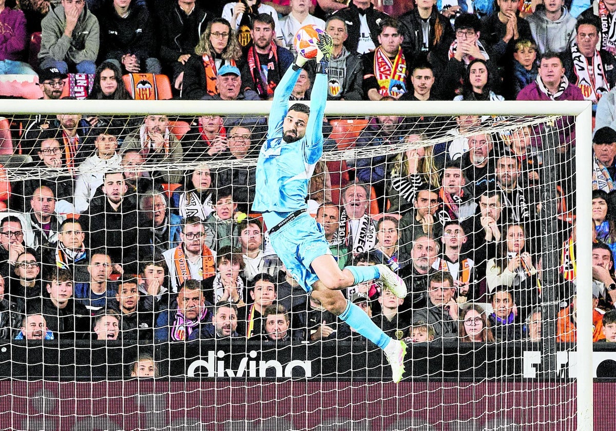 Giorgi Mamardashvili, durante el último partido contra el Sevilla.