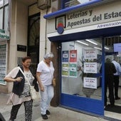 Celebración de varios ganadores de un premio de lotería.