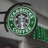 Una tienda de Starbucks en una imagen de archivo.