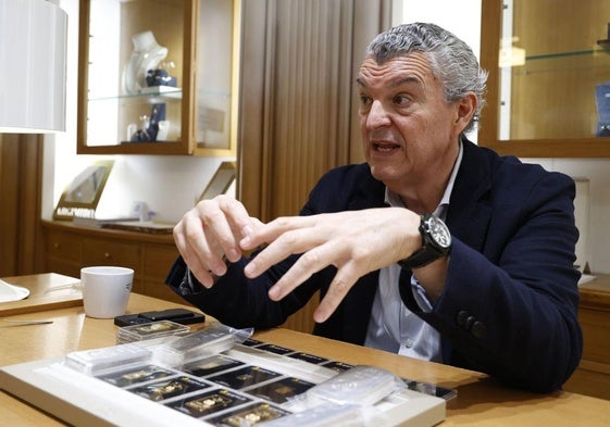 Argimiro Aguilar, en su joyería en la calle Colón, donde vende lingotes de oro.