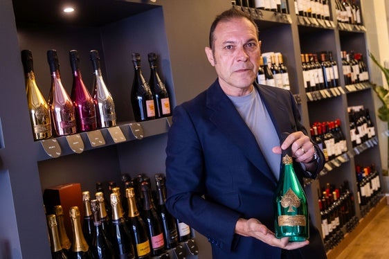 Javier Monedero sujeta un champán Armand de Brignac Blanc de Blancs.