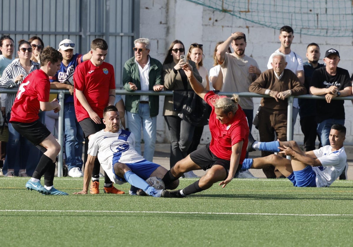 Uno de los últimos lances del partido, donde las fuerzas ya estaban justas.