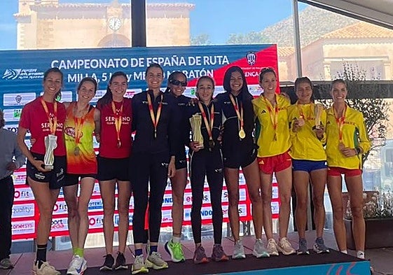 Las chicas del Cárnicas Serrano, en el podio del Campeonato de España de medio maratón.