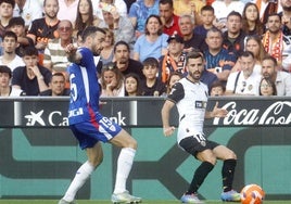 José Gayà, en una acción del partido contra el Athletic en Mestalla.