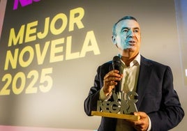 El escritor Lorenzo Silva en el momento de recoger el premio.