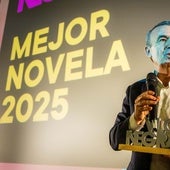 El escritor Lorenzo Silva en el momento de recoger el premio.