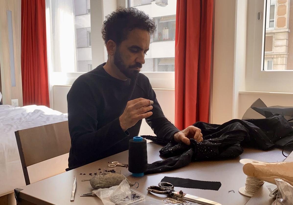 Gustavo Adolfo Tarí, cosiendo el traje de Melody.