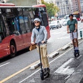 Usuarios de patinetes electricos en Valencia.