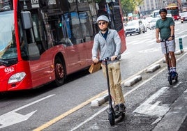 Usuarios de patinetes electricos en Valencia.