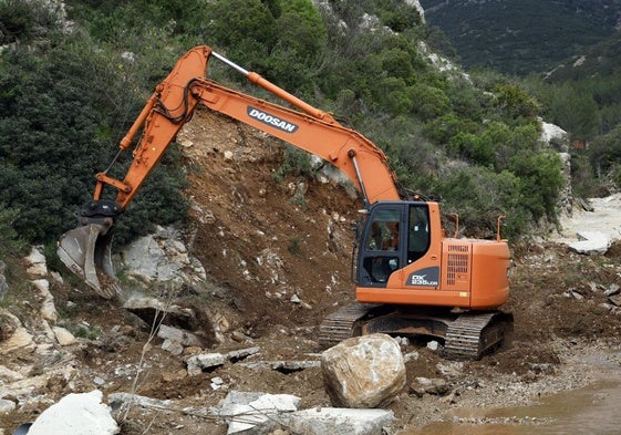 Reparació de un camino forestal en Chiva el pasado abril.