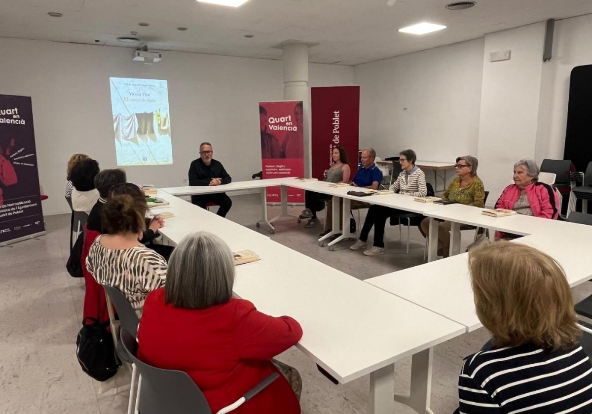 Acto de clausura del Club de Lectura en Valencià con el escritor Vicent Flor