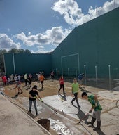 Limpieza de las pistas deportivas de Alfarb.