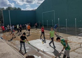Limpieza de las pistas deportivas de Alfarb.