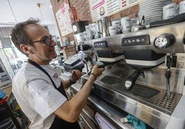 Miguel, autónomo propietario de una cafetería.