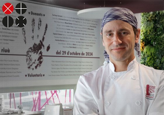 Martín González, chef del Líos Restaurant, delante del mural que señala la altura a la que llegó el agua el día de la dana