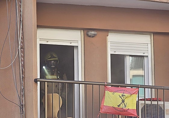 Un bombero inspecciona la vivienda tras apagar el fuego.
