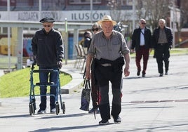 Varios jubilados paseando por la calle.