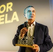 El escritor Lorenzo Silva en el momento de recoger el premio.