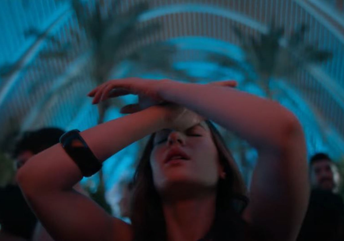 Ivana Baquero en su papel de Maje, durante una salida nocturna de fiesta en el Umbracle de Valencia.