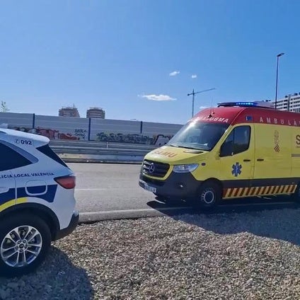 Dos hermanos mueren al chocar su moto contra una señal de tráfico en Valencia