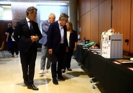 Las autoridades presentes en el acto observan los trabajos finalistas.