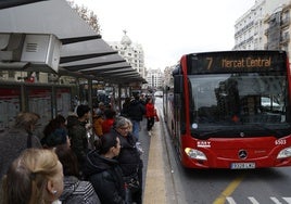 Viajeros esperan la llegada del autobús.