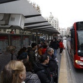 Viajeros esperan la llegada del autobús.