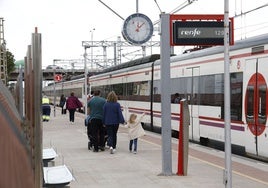 Un tren de Cercanías en San Isidro.