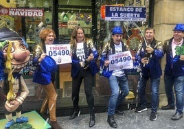 Ganadores de un premio de lotería. Imagen de archivo.
