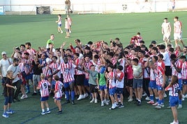 Aficionados y jugadores del CD Jávea celebrando la victoria.