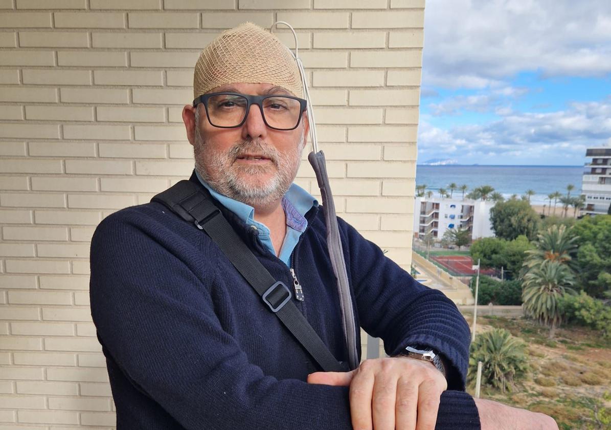 Juan Ramón, en su casa con el dispositivo.