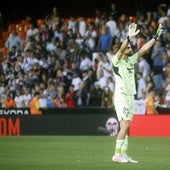 Mamardashvili se despide de la afición del Valencia CF.