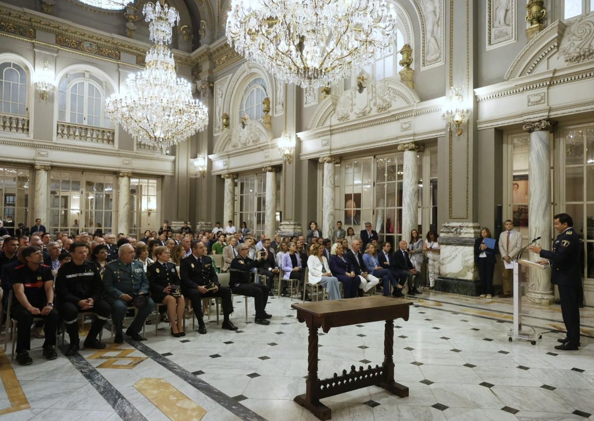 Imagen secundaria 1 - Altos cargos asistentes a la toma de posesión y Catalá saludando a la familia de Albendín.
