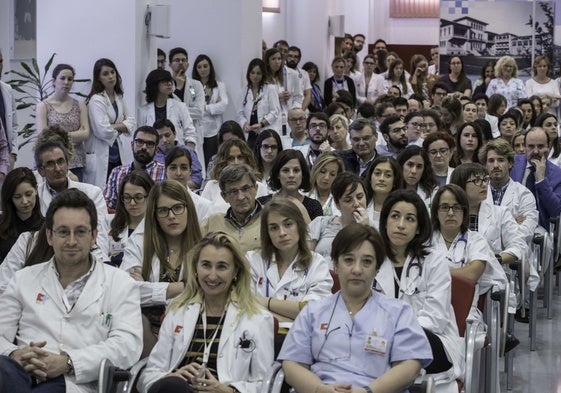 Los MIR, en un acto en un hospital.