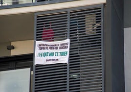 Protesta en un balcón contra los apartamentos turísticos.
