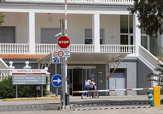 Un paciente y su acompañante, en el hospital Doctor Moliner.